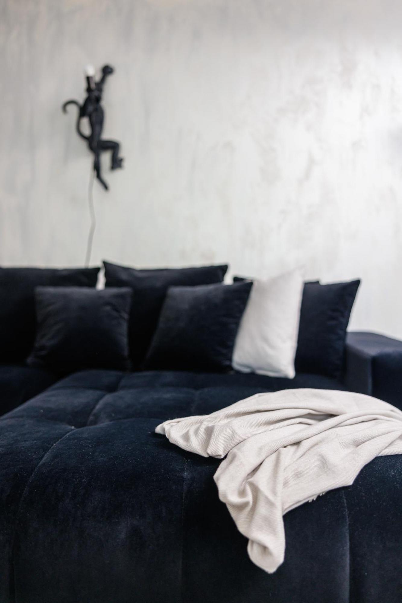 Roomsy - Silver Moon Apartment *